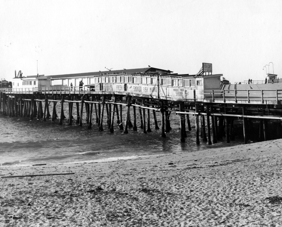Redondo Beach 1946 Fishing Pier WM.jpg